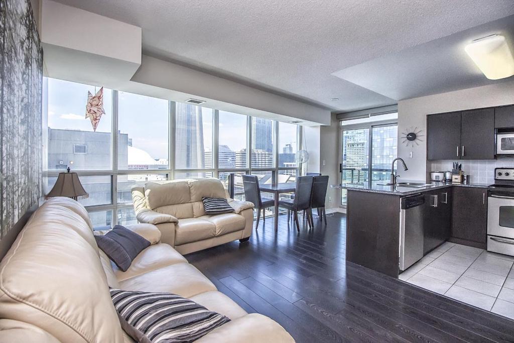 Napa Furnished Suites At Cn Tower & Maple Leaf Square Toronto Room photo