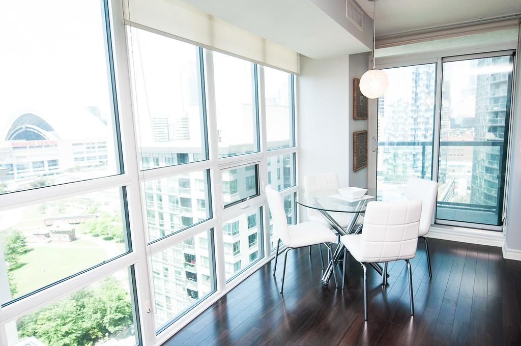 Napa Furnished Suites At Cn Tower & Maple Leaf Square Toronto Exterior photo