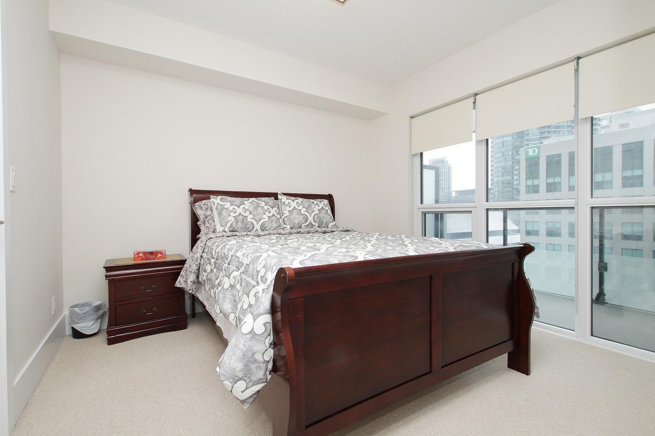 Napa Furnished Suites At Cn Tower & Maple Leaf Square Toronto Exterior photo