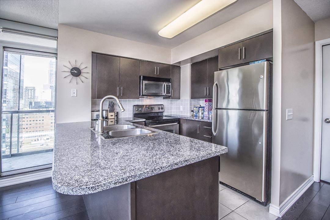 Napa Furnished Suites At Cn Tower & Maple Leaf Square Toronto Exterior photo