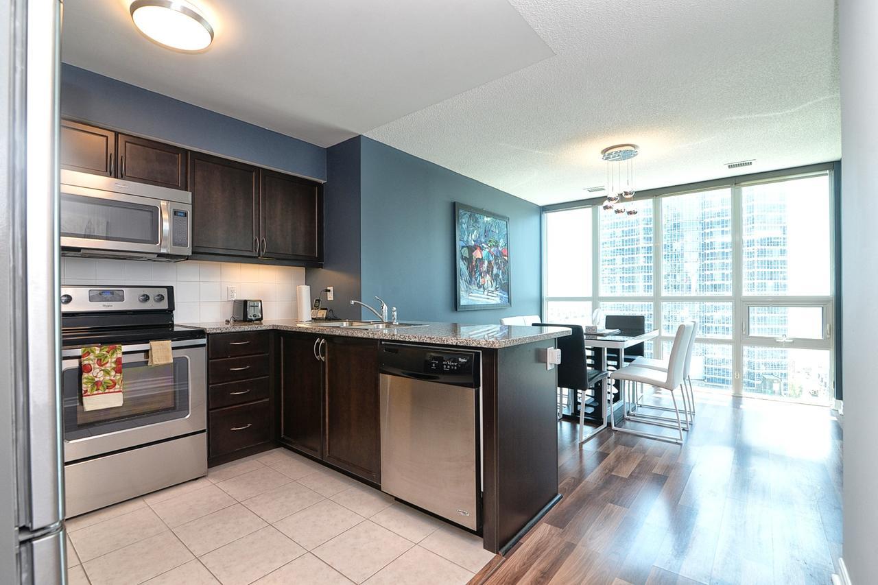 Napa Furnished Suites At Cn Tower & Maple Leaf Square Toronto Exterior photo