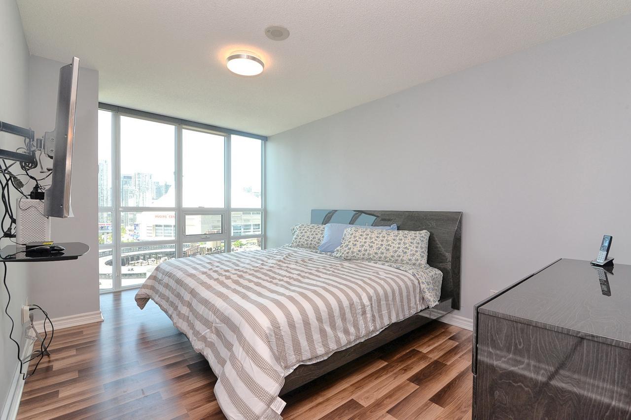 Napa Furnished Suites At Cn Tower & Maple Leaf Square Toronto Exterior photo