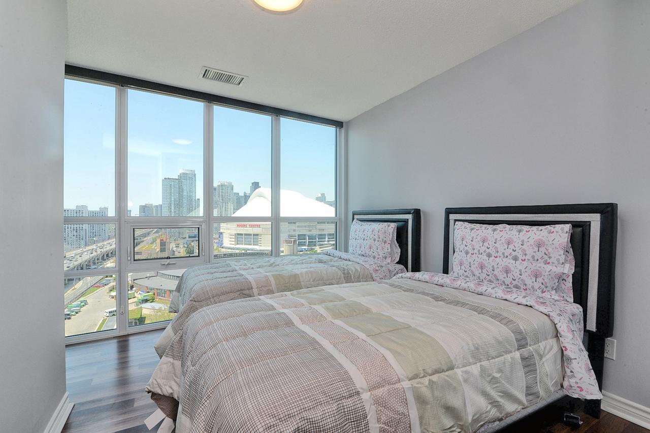 Napa Furnished Suites At Cn Tower & Maple Leaf Square Toronto Exterior photo
