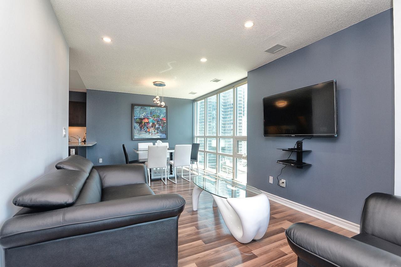 Napa Furnished Suites At Cn Tower & Maple Leaf Square Toronto Exterior photo