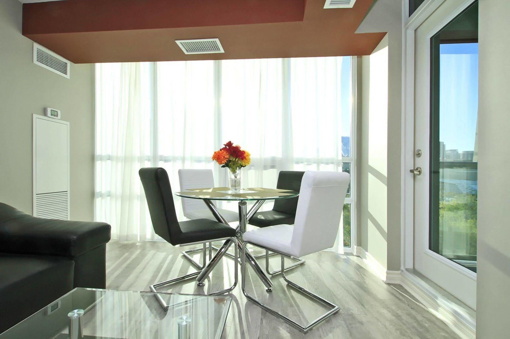 Napa Furnished Suites At Cn Tower & Maple Leaf Square Toronto Exterior photo