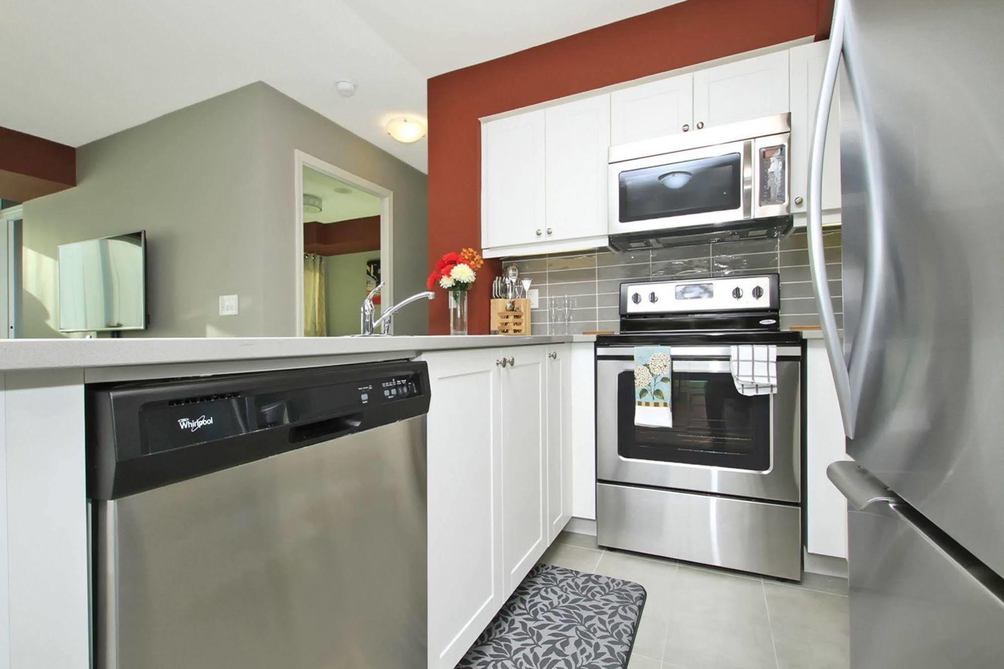 Napa Furnished Suites At Cn Tower & Maple Leaf Square Toronto Exterior photo