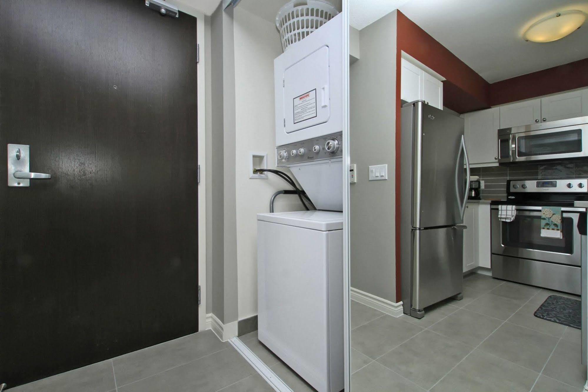 Napa Furnished Suites At Cn Tower & Maple Leaf Square Toronto Exterior photo